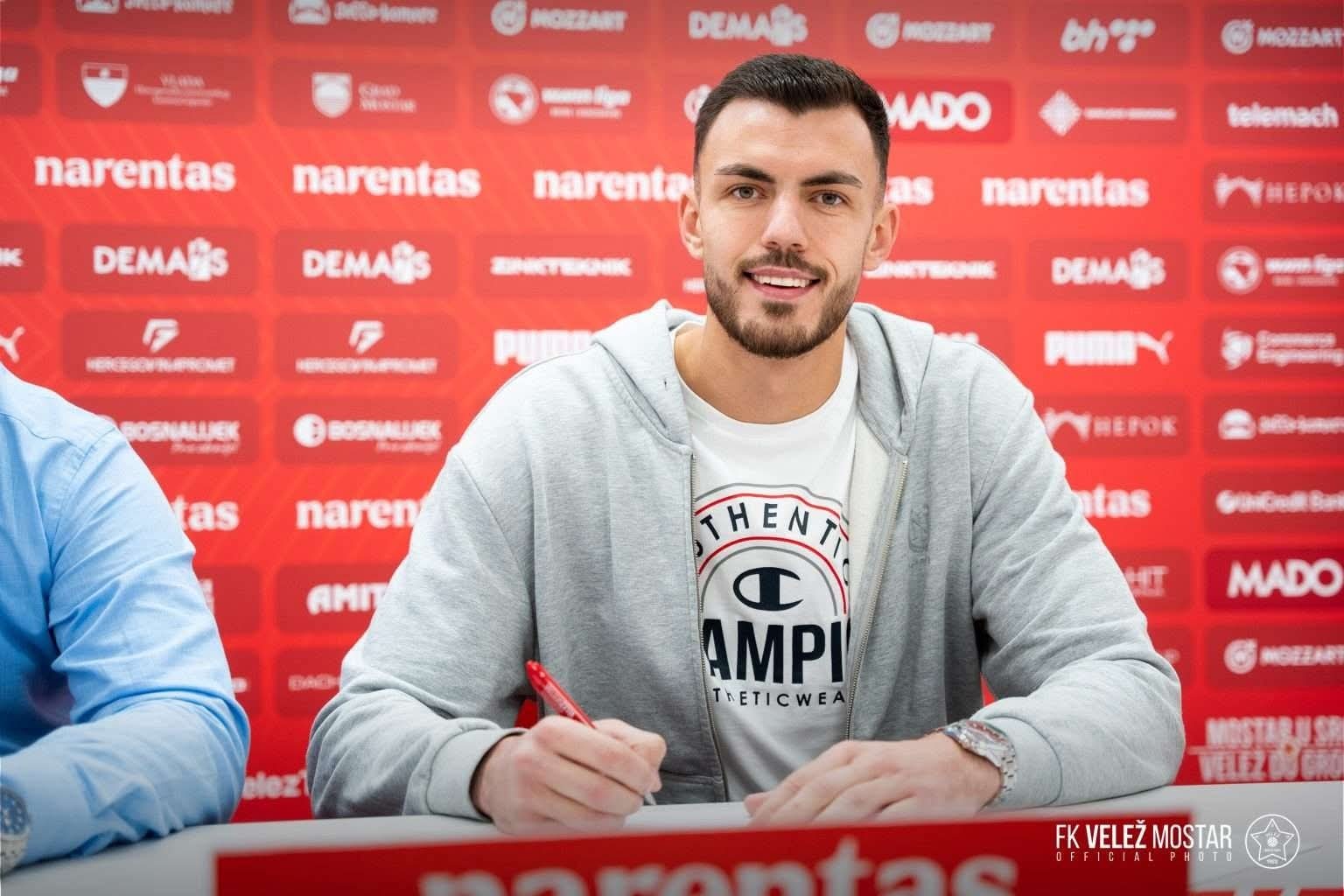 Velež doveo napadača!